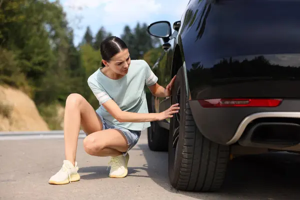 Pinchazo Neumáticos Mujer Estresada Revisando Rueda Del Coche Carretera Aire — Foto de Stock