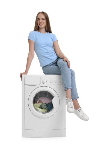 白い背景に対して洗濯機で美しい若い女性 — ストック写真