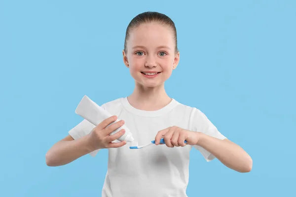 Щаслива Дівчина Стискає Зубну Пасту Трубки Зубну Щітку Світло Блакитному — стокове фото