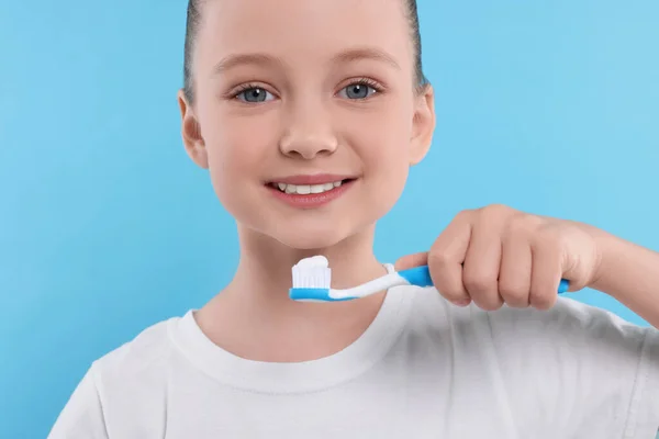 Menina Feliz Escovar Dentes Com Escova Dentes Fundo Azul Claro — Fotografia de Stock