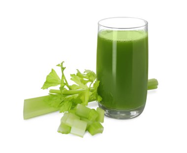 Beyaz arka planda bir bardak kereviz suyu ve taze sebze.