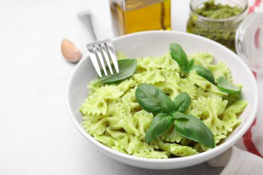 Pesto soslu ve fesleğenli leziz makarna, yakın çekim. Metin için boşluk
