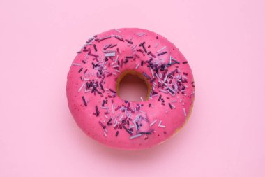 Pembe arka plan üzerine serpiştirilmiş jöleli donut, üst manzara. Lezzetli şekerlemeler.