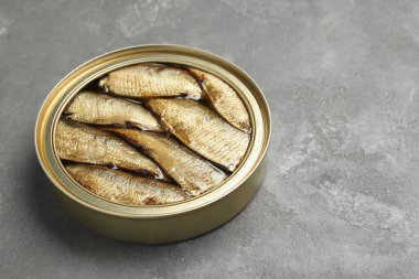 Gri desenli masada teneke kutuda serpilmiş. Metin için boşluk