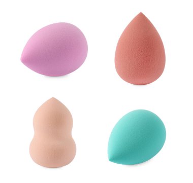 Beyaz üzerine izole edilmiş farklı makyaj süngerleri.