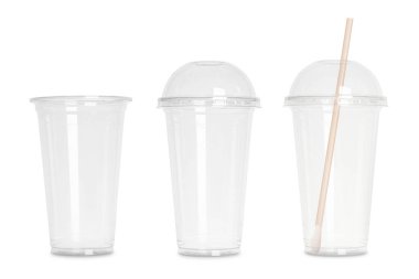 Beyaza izole edilmiş plastik bardaklı kolaj