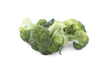 Beyaza izole edilmiş taze çiğ brokoli yığını.