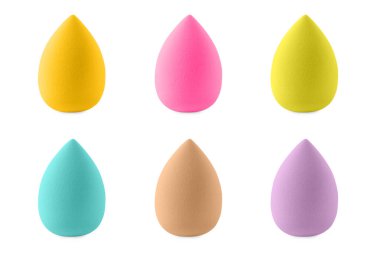 Beyaz üzerine izole edilmiş farklı renkte makyaj süngerleri ile ayarlayın