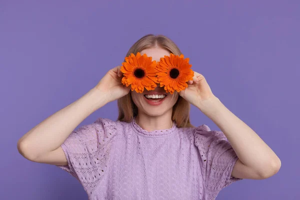 Kobieta Zakrywa Oczy Wiosennymi Kwiatami Fioletowym Tle — Zdjęcie stockowe
