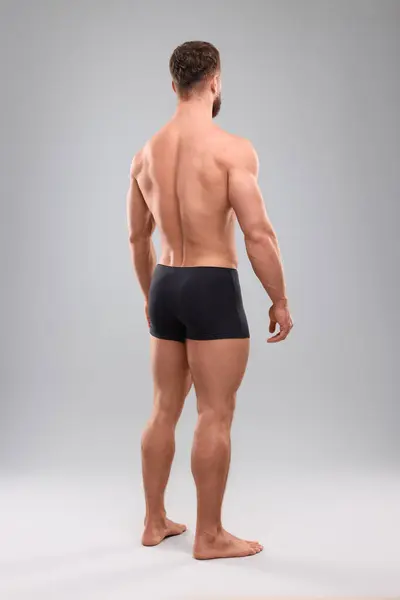 Svalnatý Muž Světle Šedém Pozadí Pohled Zezadu Sexy Tělo — Stock fotografie