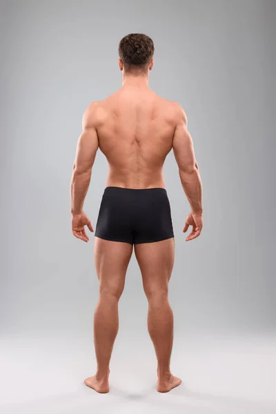 Muskulöser Mann Auf Hellgrauem Hintergrund Rückansicht Sexy Körper — Stockfoto
