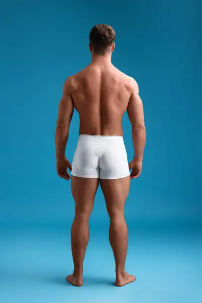 Uomo Muscoloso Sfondo Azzurro Vista Posteriore Corpo Sexy — Foto Stock