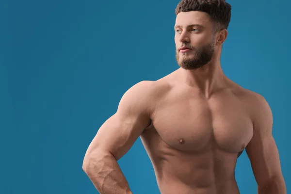 Bellissimo Uomo Muscoloso Sfondo Azzurro Spazio Testo Corpo Sexy — Foto Stock