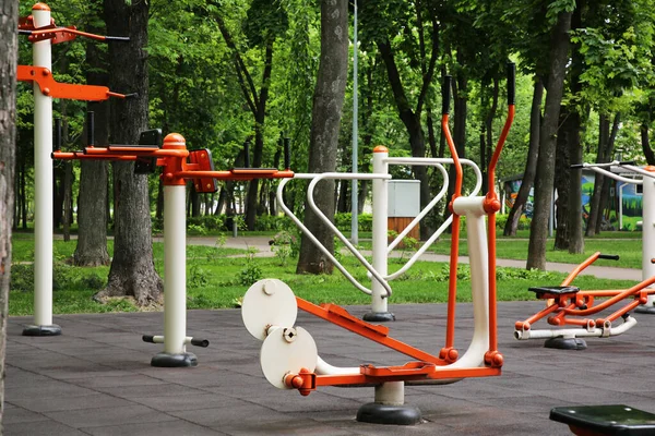 Empty Outdoor Gym Ovate Stepper Rowing Machine Push Bars — Stock Photo, Image