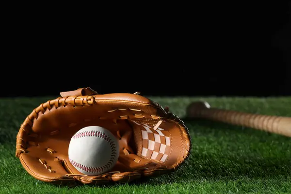 Guanto Baseball Palla Erba Artificiale Contro Sfondo Nero Spazio Testo — Foto Stock