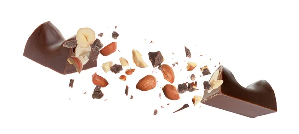 Barra Chocolate Quebrado Com Nozes Fundo Branco — Fotografia de Stock