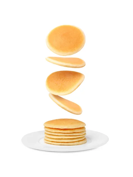 Viele Frische Pfannkuchen Fallen Vor Weißem Hintergrund Auf Den Teller — Stockfoto