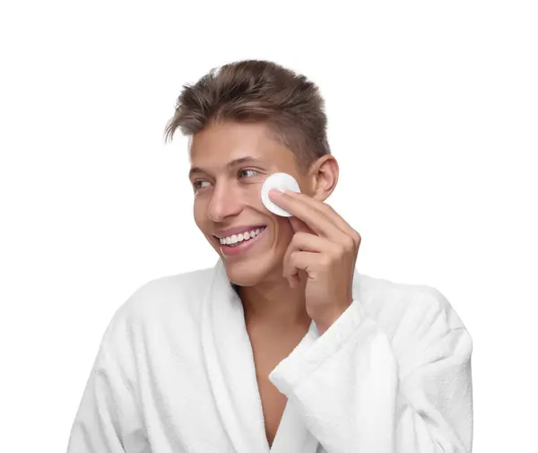 白い背景に綿パッドで顔を掃除するハンサムな男 — ストック写真
