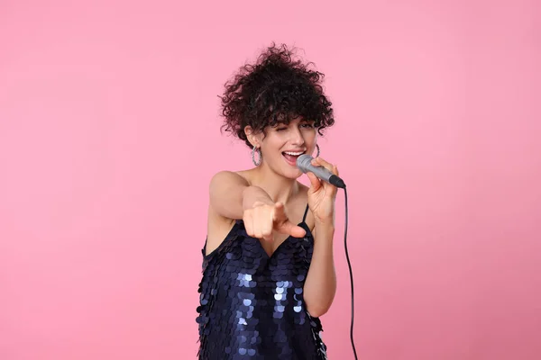 Krásná Mladá Žena Mikrofonem Zpěv Růžovém Pozadí — Stock fotografie