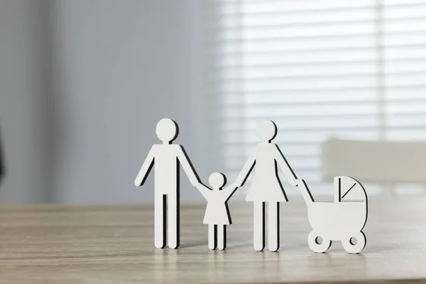 Семейное Право Фигура Родителей Детьми Светлом Деревянном Столе — стоковое фото