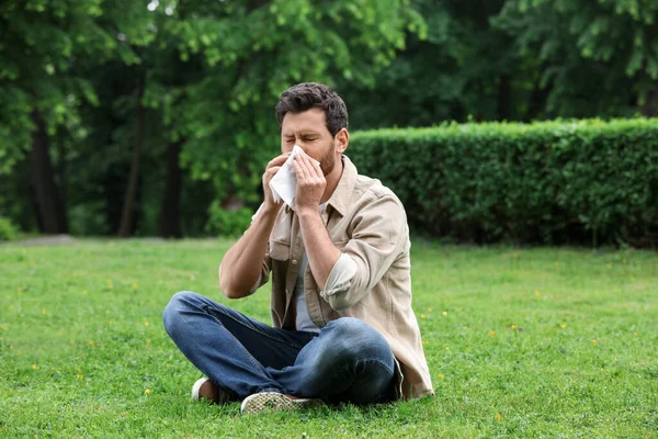 Hombre Que Sufre Alergia Estacional Primavera Hierba Verde Parque —  Fotos de Stock