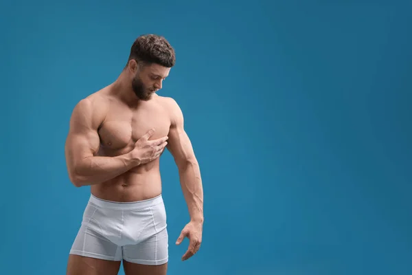 浅蓝色背景的英俊肌肉男 文字空间 性感的身体 — 图库照片