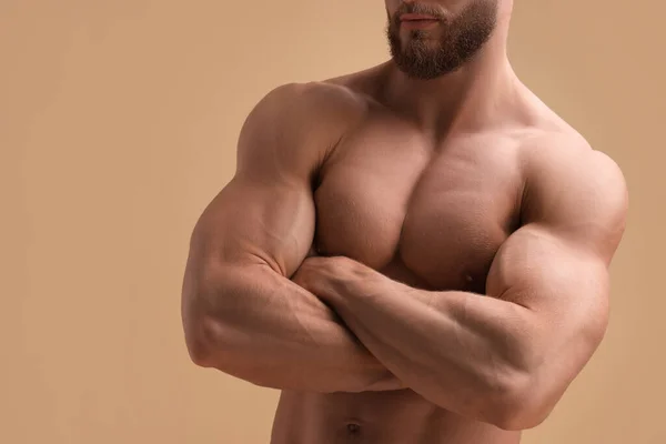 Hombre Musculoso Sobre Fondo Beige Primer Plano Cuerpo Sexy — Foto de Stock