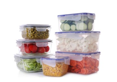 Beyaz üzerine izole edilmiş farklı taze ürünleri olan plastik ve cam kaplar.