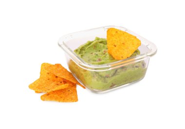 Bir kase leziz guacamole ve beyaz üzerine cips.