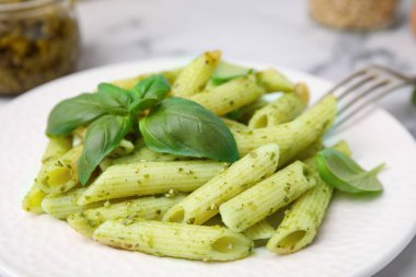 Pesto soslu ve fesleğenli lezzetli makarna, yakın plan.