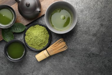 Yeşil kibrit tozu ve gri masada taze içecek içeren düz bir kompozisyon. Metin için boşluk