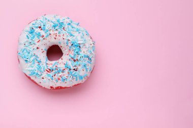 Pembe arka plan üzerine serpiştirilmiş jöleli donut, üst manzara. Mesaj için yer var. Lezzetli şekerlemeler.