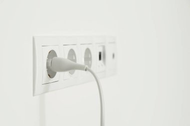 Kapalı kapılar ardında fişi takılı bir sürü priz var. Metin için boşluk