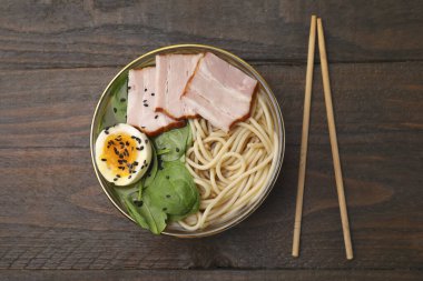 Ahşap masada etli lezzetli ramen, düz uzanmış. Erişte çorbası.