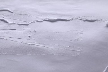 Arka plan olarak beyaz buruşmuş kağıdın dokusu, üst görünüm. Duvar posteri