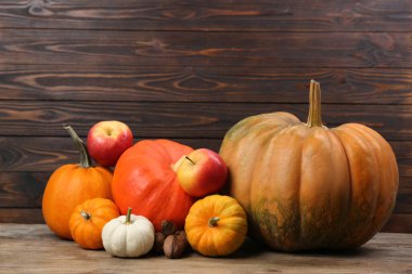 Şükran günün kutlu olsun. Ahşap masanın üzerinde balkabaklarıyla güzel bir kompozisyon