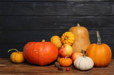 Şükran günün kutlu olsun. Ahşap masanın üzerinde balkabaklarıyla güzel bir kompozisyon