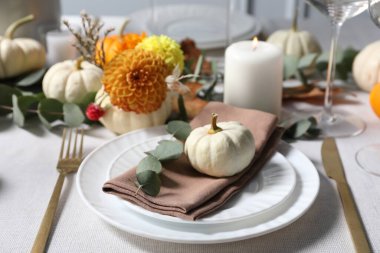 Çiçekli güzel sonbahar sofrası, yakın plan.