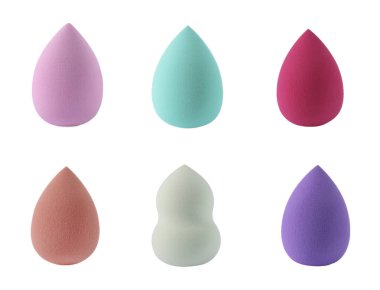 Beyaz üzerine izole edilmiş farklı makyaj süngerleri.