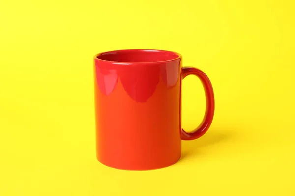 黄色の背景にある1つの赤い陶磁器のマグ — ストック写真