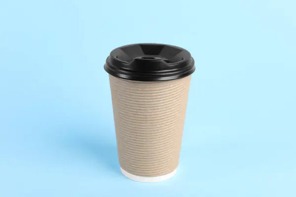 薄い青の背景にプラスチック蓋の紙コップ コーヒーを飲みに — ストック写真
