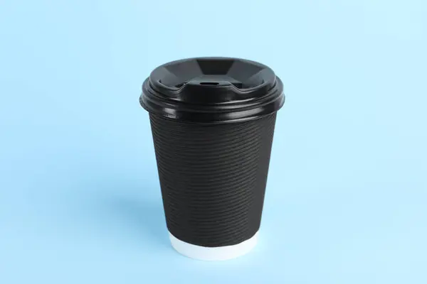 Zwart Papieren Bekertje Met Plastic Deksel Lichtblauwe Ondergrond Koffie Gaan — Stockfoto