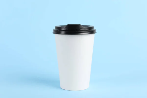 Pappersmugg Med Plastlock Ljusblå Bakgrund Kaffe Att Med — Stockfoto