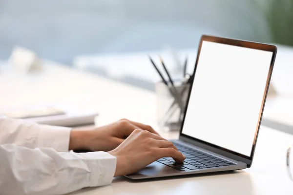 Mulher Usando Laptop Moderno Mesa Branca Escritório Close — Fotografia de Stock
