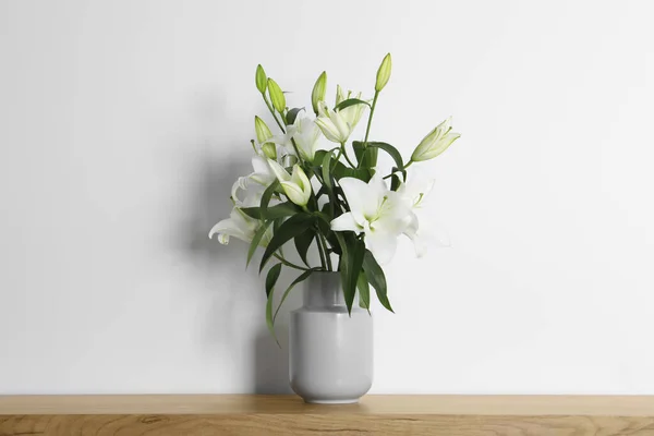 Beau Bouquet Fleurs Lis Dans Vase Sur Une Table Bois — Photo