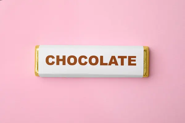 ピンクの背景 トップビューに包装中のチョコレートバー — ストック写真