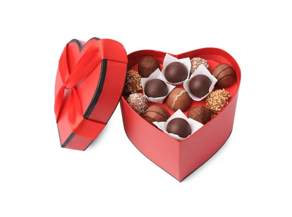Hartvormige Doos Met Heerlijke Chocolade Snoepjes Geïsoleerd Wit — Stockfoto
