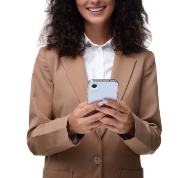Akıllı telefondan mesaj gönderen kadın beyaz ekranda izole edilmiş, yakın plan