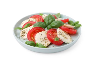 Domatesli, mozzarella, fesleğen ve baharatlı bir tabak lezzetli Caprese salatası.