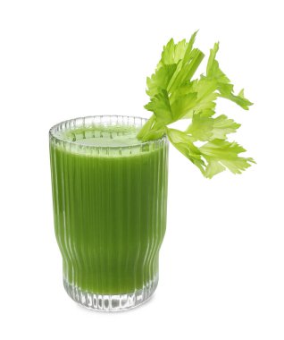 Beyaz arka planda bir bardak taze kereviz suyu.